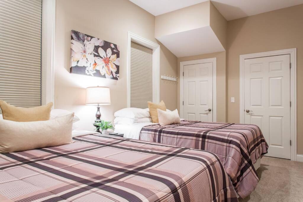 The Wrigleyville Vip-200 Steps From Wrigley Field Apartment